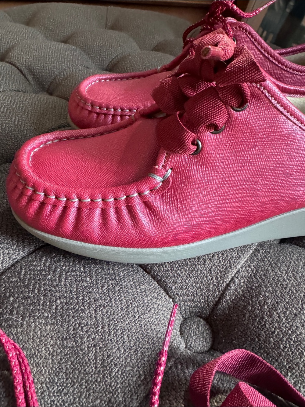 NIB SAS Bounce Lace-up Wedges in Cranberry 2 Pair of Laces 8.5 Wide Retail $150